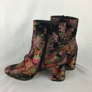 Steve Madden SaniaV Tapestry Side Zip Heel Boots 6
